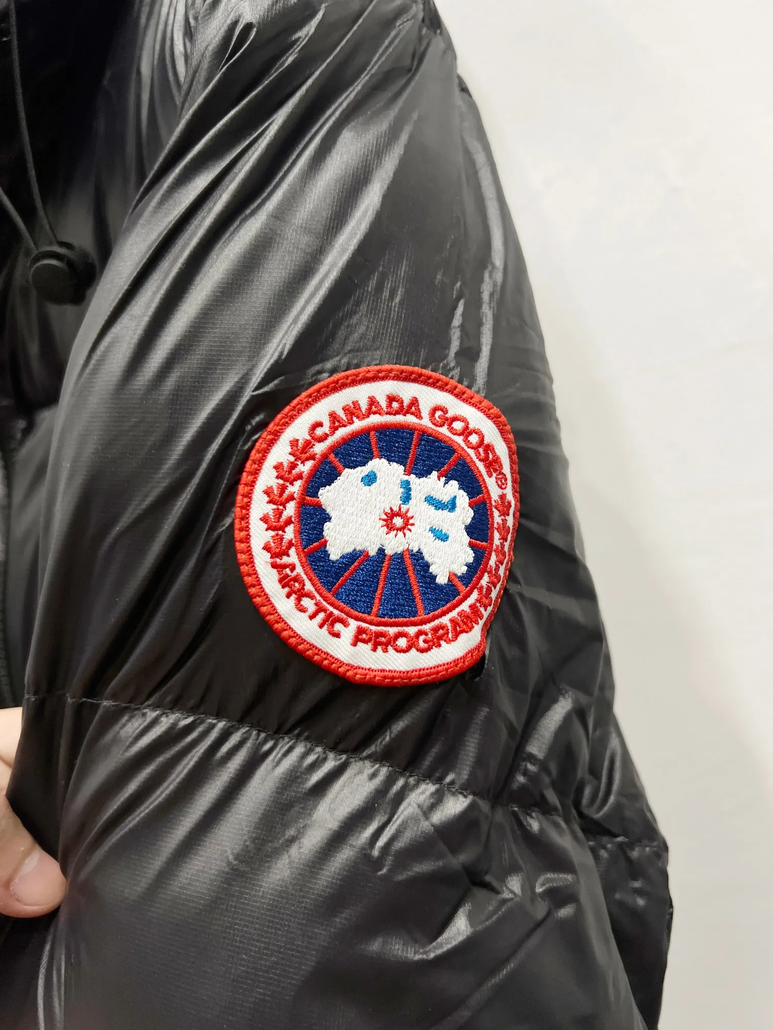 P490 Style No.: (B023) 𝘾𝘼𝙉𝘼𝘿𝘼 𝙂𝙊𝙊𝙎𝙀/Canada Goose Black Red Label Limited New Crofton Puff Down Jacket Pure Guangzhou Inspection 80 White Duck Down Filling‼  Top version, ceiling level‼ Crofton soft bread, the latest style in 2023, has a cold protection effect of up to level 4. It is made of recycled Feather-Light tear-resistant fabric. It is ultra-light and has no weight on the upper body at all! The unique black label highlights your temperament‼  Canada Goose, a Canadian brand, has always been recognized as the warmest down jacket. Various Instagram celebrities, Internet celebrities, and celebrities often wear it for street photos. I do Canada Goose every year, but I still can’t get rid of my love for geese. No matter how cold the winter is, there is no need to be afraid, because there are geese! Filled with 80% white duck down, Canada Goose is the legendary warmest down jacket and is known as a must-have for Arctic outdoor sports! The most popular down jacket in the world, celebrities are rushing to buy it, it is a must-have! Same style for men and women Color Black Size: M~XXL